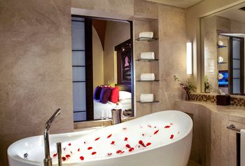 Deep Soaking Bathtub